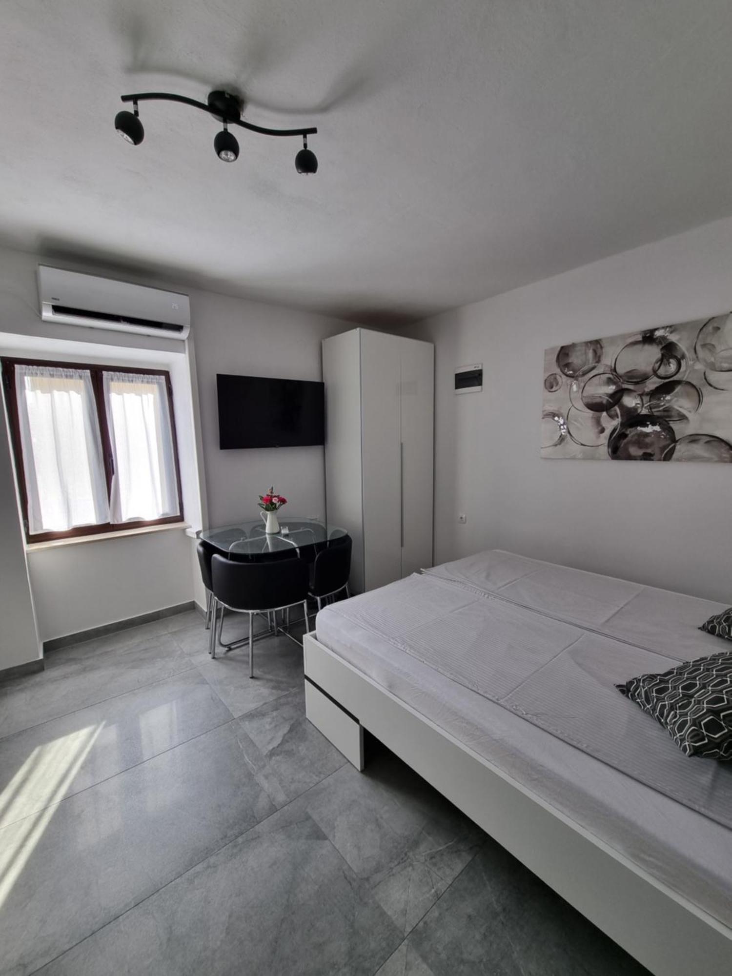 Apartments And Room Vela Senj  Rom bilde